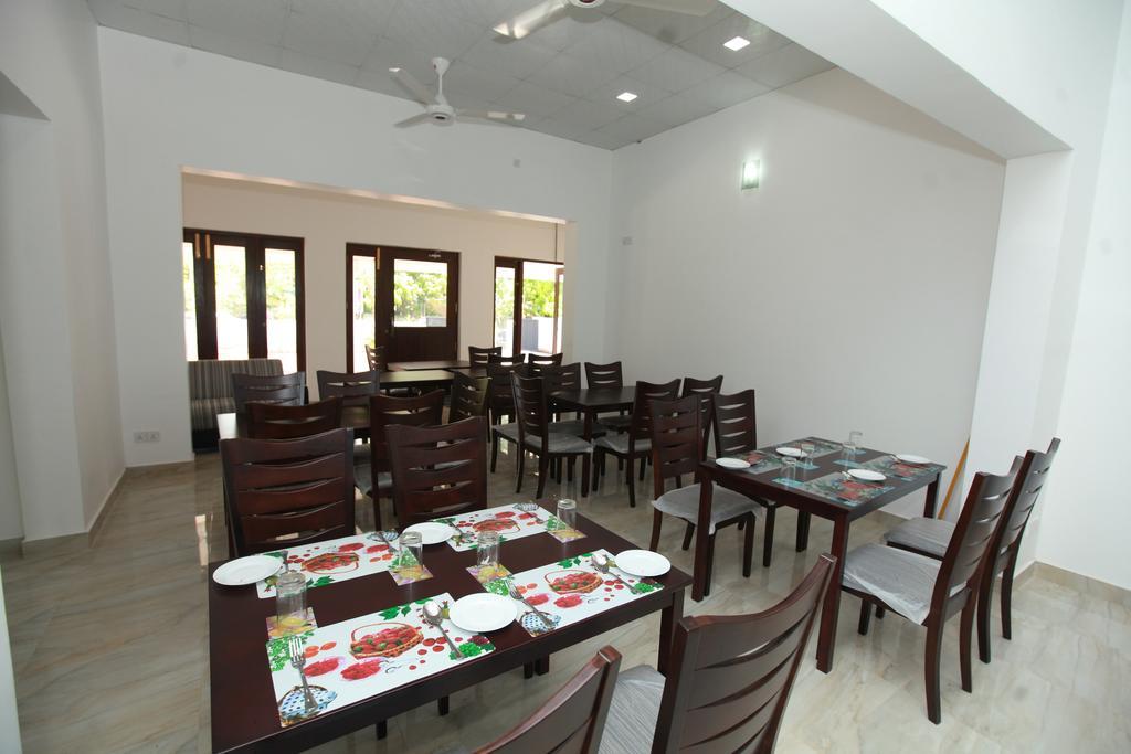 Lavonka Tourist Rest Hotell Anuradhapura Eksteriør bilde